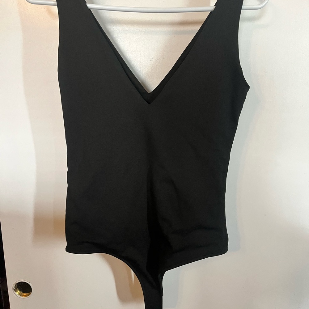 ReoRia Classic Black V-Neck Top